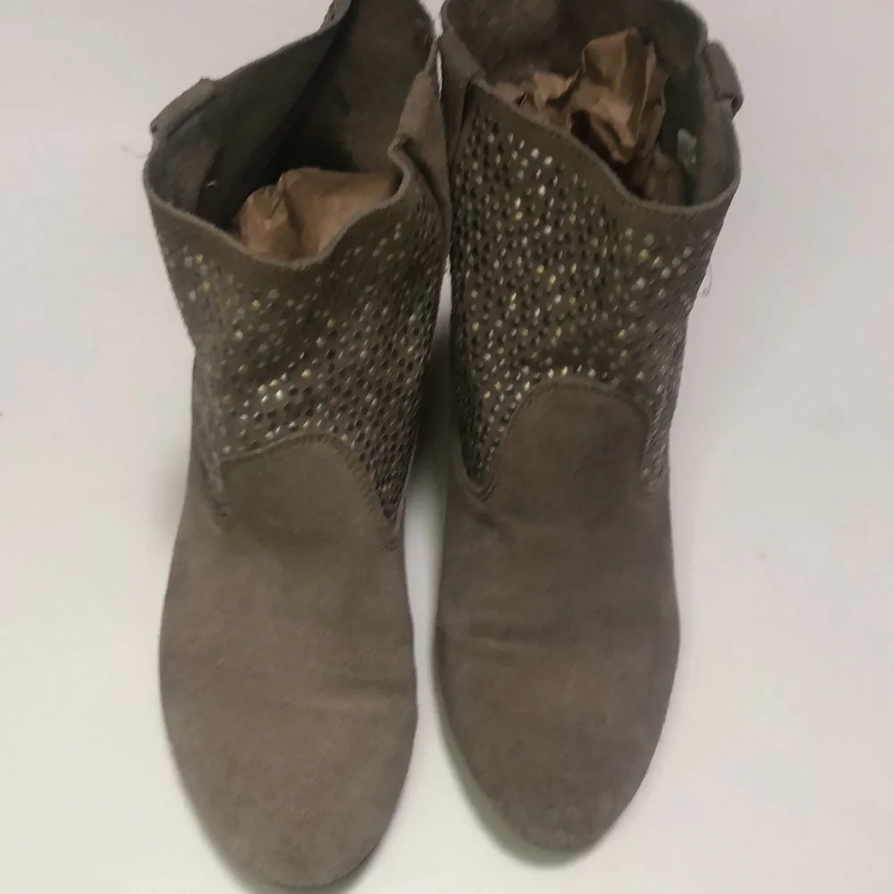 American Eagle Outfitters Tan Slouchy Studded Suede Stacked Heel Ankle Booties 9